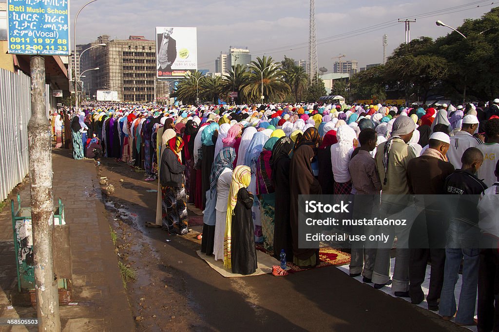 Id al-Fitr; Ul; kobiet mężczyzn Modlić się - Zbiór zdjęć royalty-free (Addis Abeba)