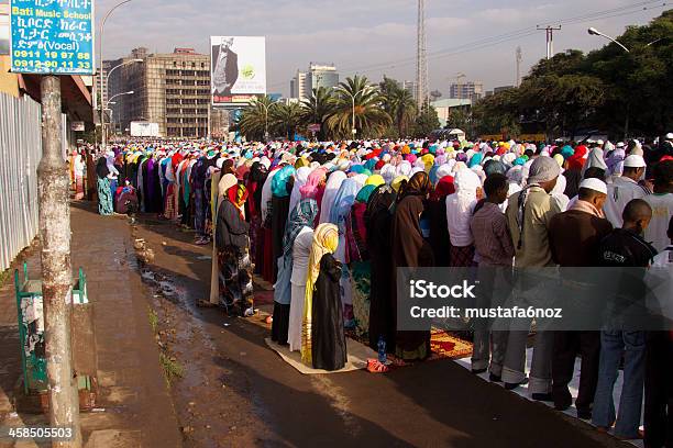 Id Alfitr Ul Kobiet Mężczyzn Modlić Się - zdjęcia stockowe i więcej obrazów Addis Abeba - Addis Abeba, Afryka, Dorosły