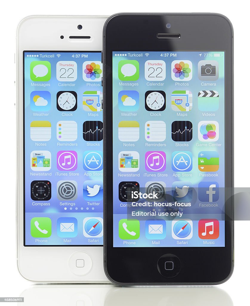 Novo Apple iOS 7 sistema operacional em dois iPhone 5 - Foto de stock de Aplicação móvel royalty-free