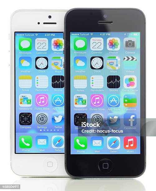 Foto de Novo Apple Ios 7 Sistema Operacional Em Dois Iphone 5 e mais fotos de stock de Aplicação móvel