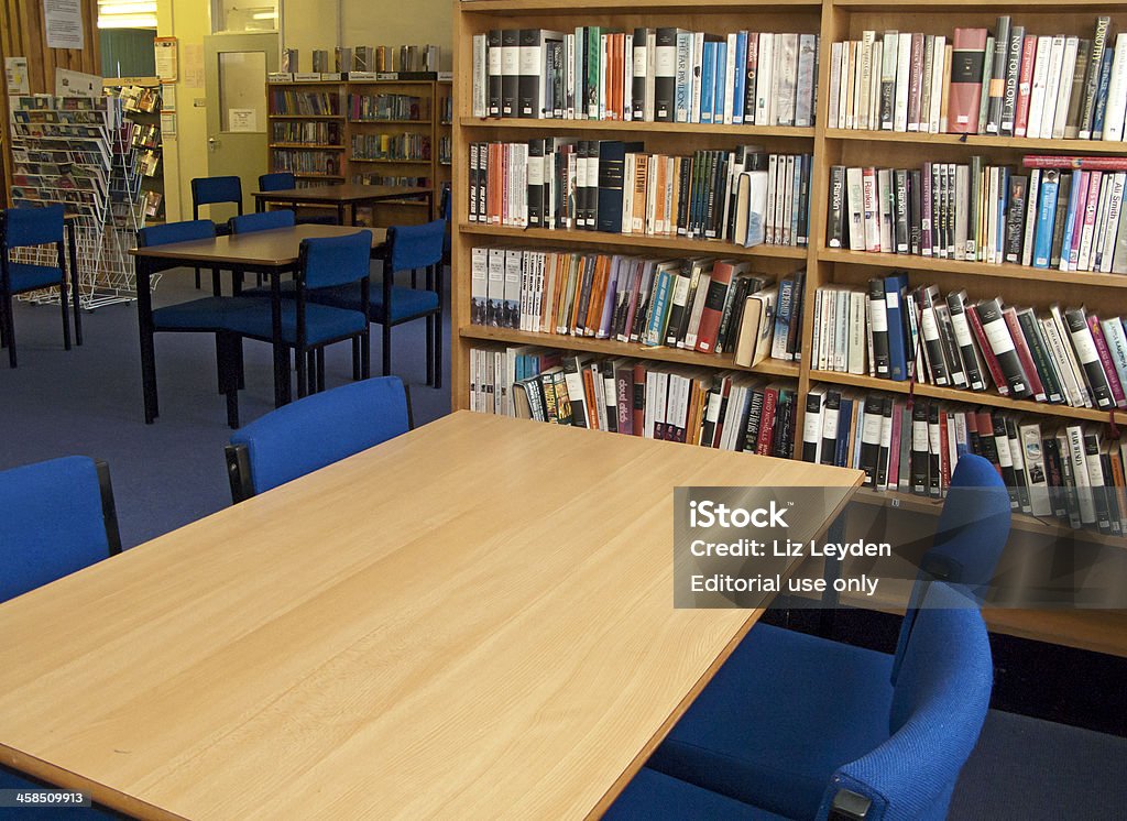 Bibliothèque de l'école avec des tables, des chaises et une bibliothèque - Photo de Bibliothèque libre de droits