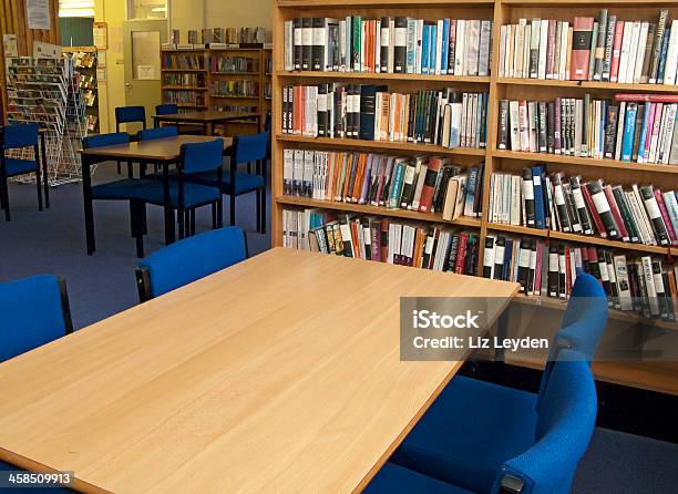 Photo libre de droit de Bibliothèque De Lécole Avec Des Tables Des Chaises Et Une Bibliothèque banque d'images et plus d'images libres de droit de Bibliothèque