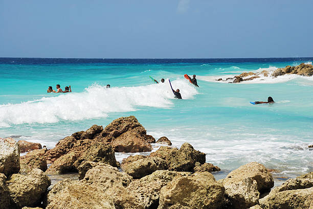 jovens que brincam em surf em barbados, índias ocidentais do caribe - bodysurfing - fotografias e filmes do acervo