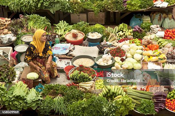 Vendedor Del Mercado En Kota Bharu Foto de stock y más banco de imágenes de Mercado - Espacio de comercio - Mercado - Espacio de comercio, Mujeres, Trabajar