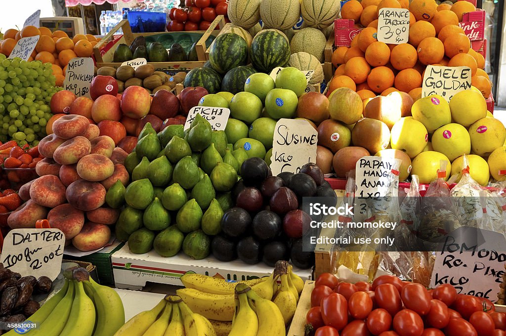Precio de mercado de frutas con etiqueta - Foto de stock de Agricultura libre de derechos