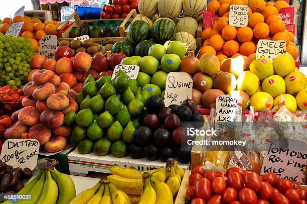 Precio De Mercado De Frutas Con Etiqueta Foto de stock y más banco de imágenes de Agricultura - Agricultura, Alimento, Amarillo - Color