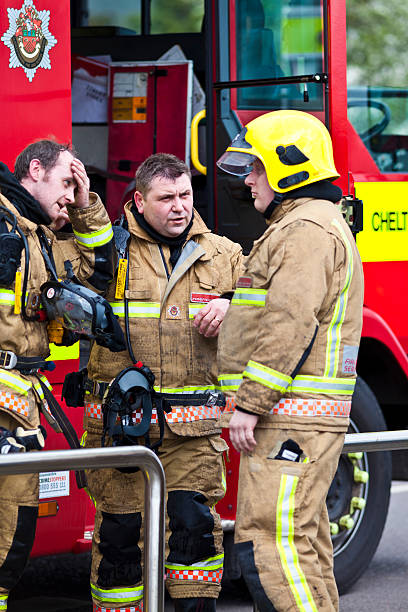 british bomberos sobre el plan de acción en blaze escena - uk fire department fire engine team fotografías e imágenes de stock