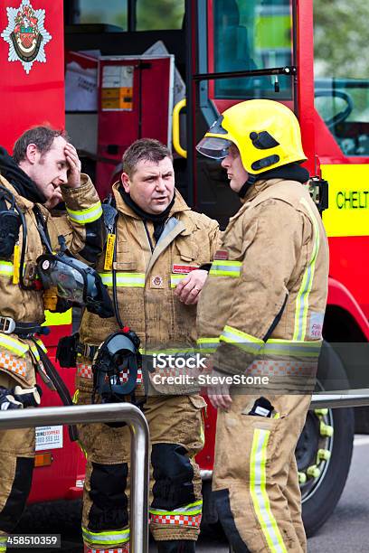 Brytyjskie Firemen Omawiając Plan Działania W Blaze Scena - zdjęcia stockowe i więcej obrazów Strażak