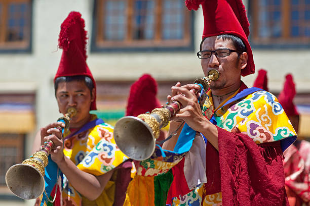 동안 뮤지션의 yuru kabgyat 패스티발 계속하였습니다 - traditional festival ladakh ethnic music india 뉴스 사진 이미지