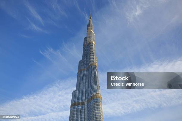 Foto de Em Dubai Burj Khalifa e mais fotos de stock de Arquitetura - Arquitetura, Arranha-céu, Atividade Recreativa