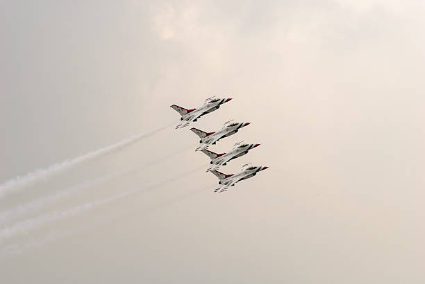 thunderbirds (da força aérea dos eua) - fighter plane teamwork airplane air force - fotografias e filmes do acervo