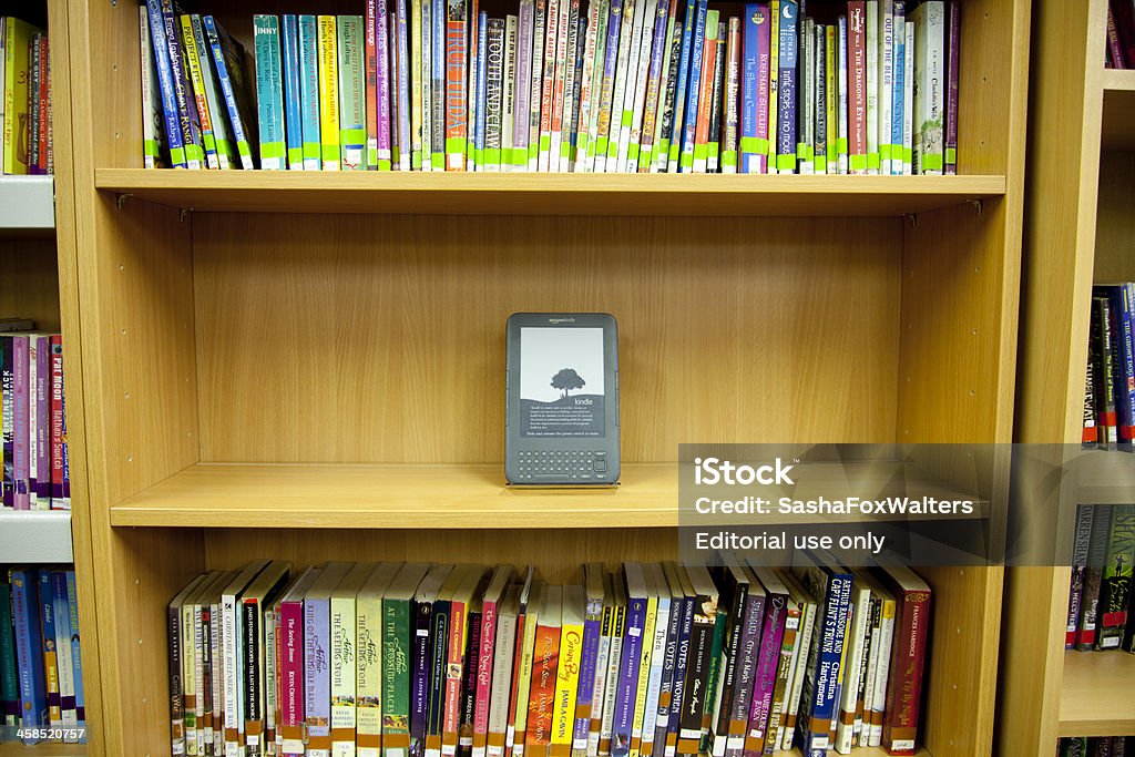 Lace 、イギリス、ウェールズ、2011 年 4 月 14 日の Amazon Kindle - 本棚のロイヤリティフリーストックフォト