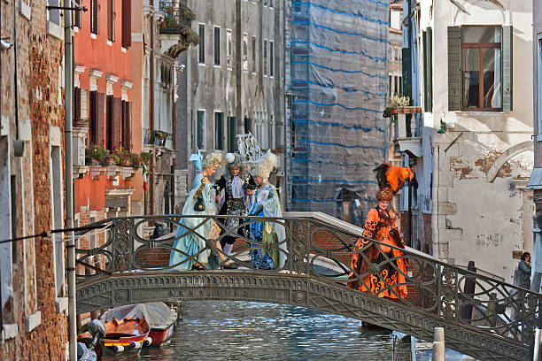 lord i dama na most 2013 karnawał w wenecji we włoszech - carnival 2013 veneto venice italy people zdjęcia i obrazy z banku zdjęć