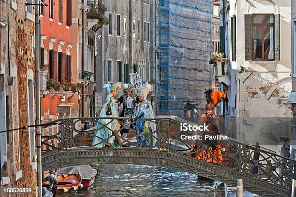 Foto de Lorde E Mulheres A Ponte 2013 Carnaval De Veneza Itália e mais fotos de stock de Carnaval de Veneza