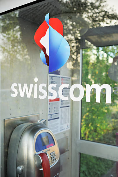 swisscom общественных телефонная будка - swisscom стоковые фото и изображения