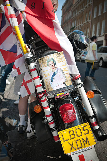 イギリス王政復古ファンのオートバイには女王エリザベス 2 世の写真 - elizabeth ii queen nobility british flag ストックフォトと画像