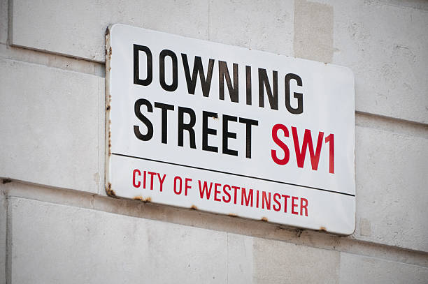 downing street sign a westminster, londra - whitehall street downing street city of westminster uk foto e immagini stock