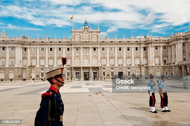 Guard Der Royal Palace In Madrid Stockfoto und mehr Bilder von Architektur - Architektur, Atrium - Grundstück, Bauwerk