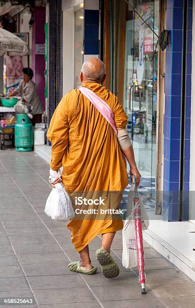 Old Buddist Mönch Fuß Auf Bangkok Street Stockfoto und mehr Bilder von Aktiver Senior - Aktiver Senior, Alter Erwachsener, Asien