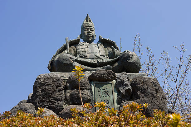 statue de minamoto yoritomo au kamakura, japon - kamakura photos et images de collection