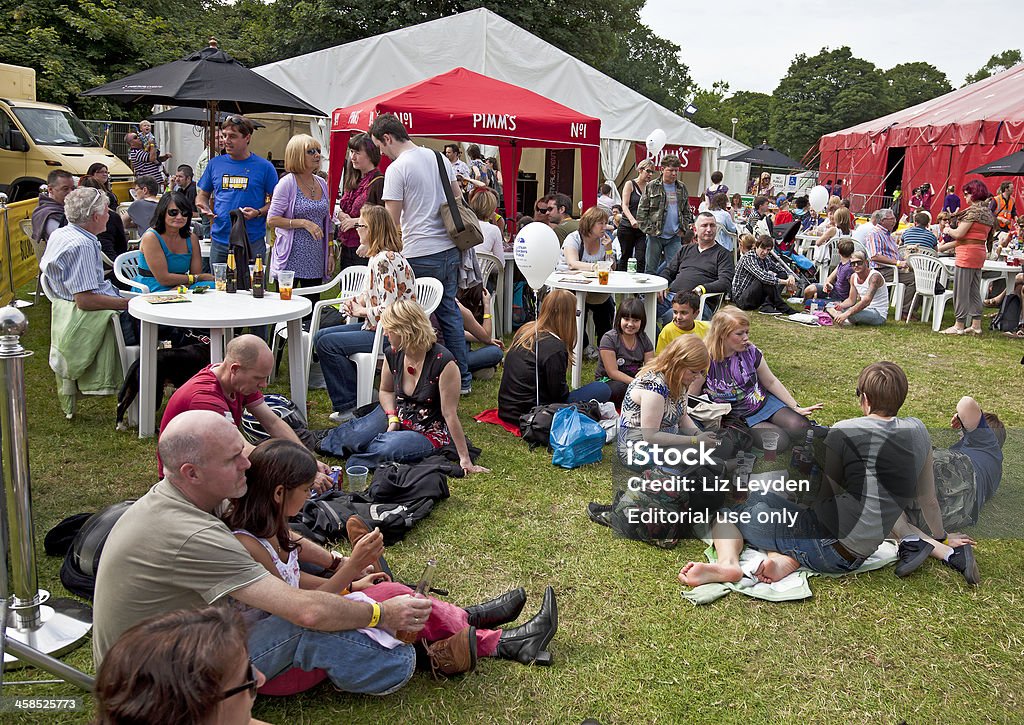 Pessoas relaxando fora da cerveja tendas, Edinburgh Mela - Foto de stock de Edimburgo royalty-free