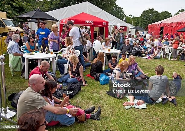 Foto de Pessoas Relaxando Fora Da Cerveja Tendas Edinburgh Mela e mais fotos de stock de Edimburgo