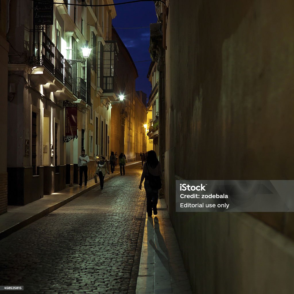 Темный Backstreet в ночное время в Севилье, Испания - Стоковые фото Булыжник роялти-фри