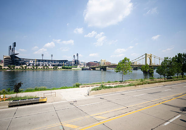 pnc park stadium dans une journée ensoleillée et la rivière allegheny - pnc park photos et images de collection