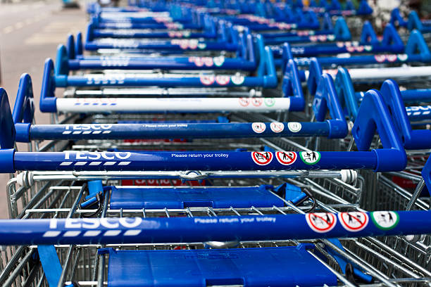 tesco cestas de compras - editorial horizontal close up uk fotografías e imágenes de stock