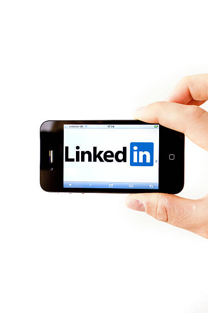 linkedin professionnel, réseau social sur l'iphone 4 - men iphone internet social networking photos et images de collection