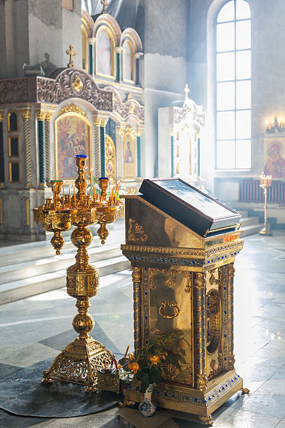 Rosyjski kościół prawosławny wnętrza z Promień światła – zdjęcie