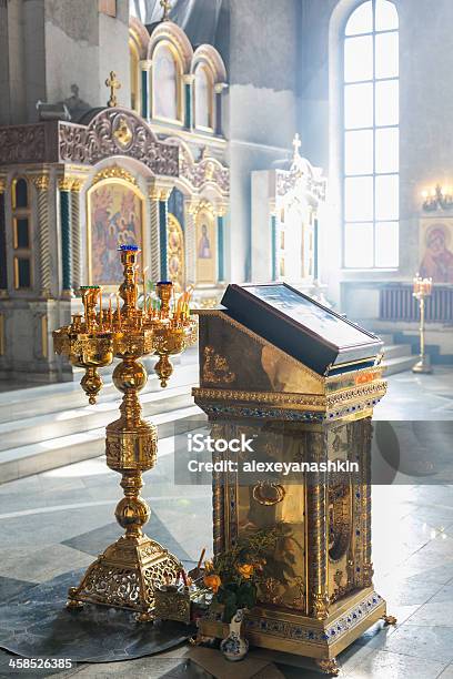 Igreja Ortodoxa Russa Interior Com Raio De Luz - Fotografias de stock e mais imagens de Altar - Altar, Arquitetura, Castiçal