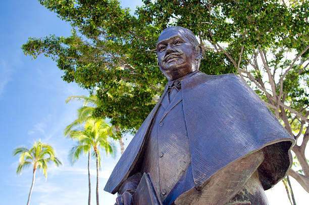 prince kuhio-statue am waikiki beach - prances stock-fotos und bilder