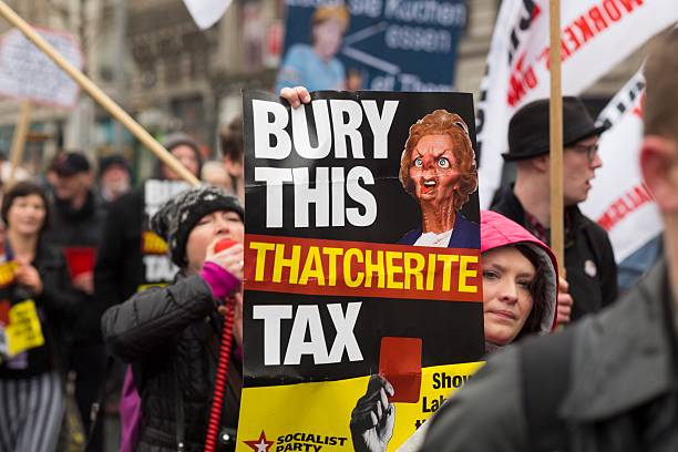 jeune femme montre affiche avec caricature de margaret thatcher - margaret thatcher photos et images de collection