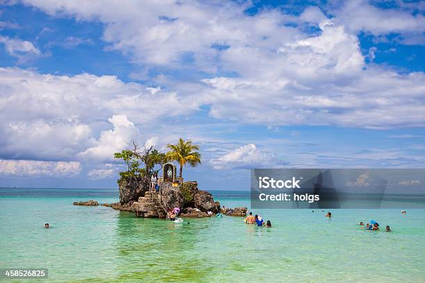 Foto de Asian Meninas Tirar Fotos Na Praia No Boracay e mais fotos de stock de Adulto - Adulto, Amizade, Amizade feminina