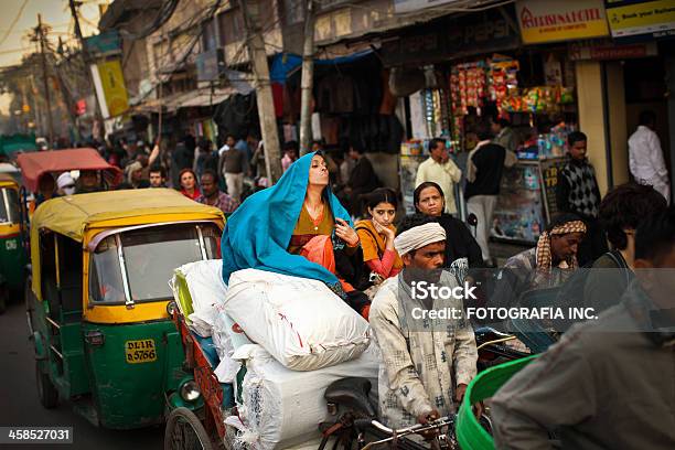 Market Street Em Nova Deli - Fotografias de stock e mais imagens de Índia - Índia, Antigo, Ao Ar Livre