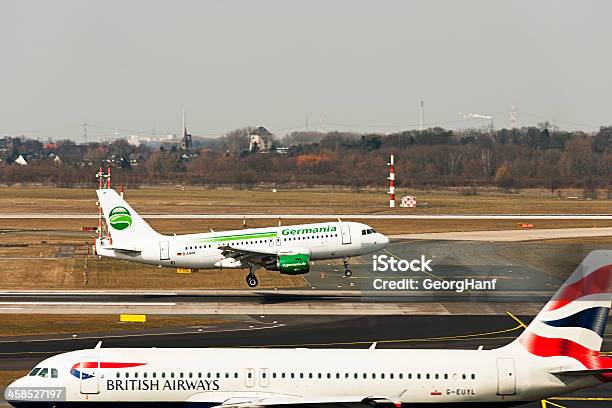 Foto de Airbus A 320232 E 319112 e mais fotos de stock de Abastecer - Abastecer, Aeroporto, Aeroporto Internacional de Düsseldorf