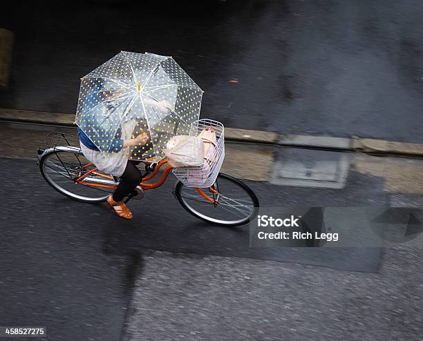 Mulher Japonesa Em Bicicleta - Fotografias de stock e mais imagens de Adulto - Adulto, Ao Ar Livre, Asiático e indiano