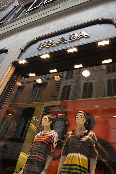 angezogen puppen bei prada shop fenster, die via dei condotti, rom - clothing store store prada outdoors stock-fotos und bilder