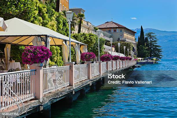 Gardone De La Costa Del Lago El Lago Italia Foto de stock y más banco de imágenes de Restaurante - Restaurante, Lago de Garda, Agua