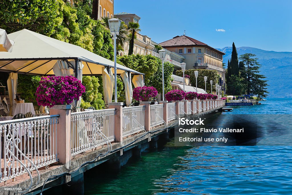 Gardone Ривьере, на берегу озера, Lake Italy - Стоковые фото Ресторан роялти-фри