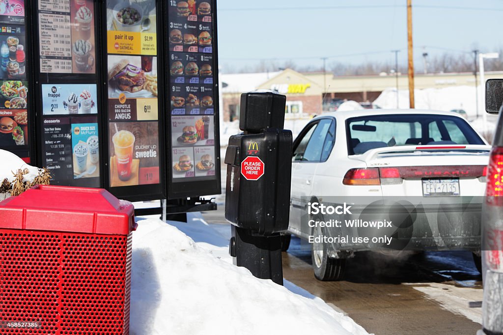 McDonald "s Drive in voitures attendent en hiver - Photo de Conduire libre de droits
