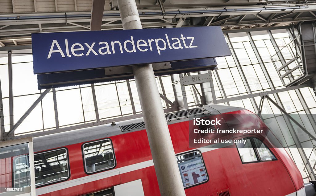 С железнодорожного вокзала Berlin alexanderplatz - Стоковые фото Многополосная автострада роялти-фри