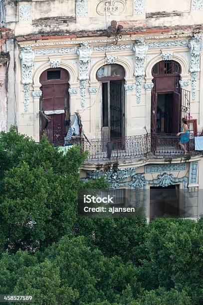 Foto de Mulher Em Uma Sacada Do House No Centro De Havana Cuba e mais fotos de stock de Adulto