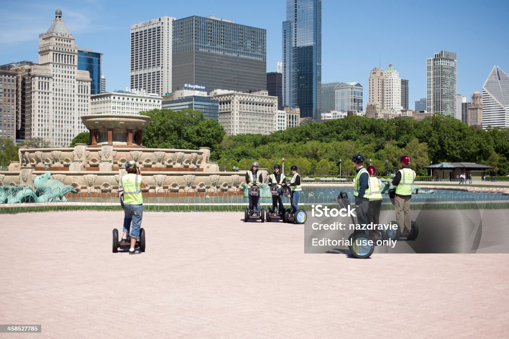Persone in Segway da Buckingham Fountain nel Grant Park, Chicago - Foto stock royalty-free di Adulazione
