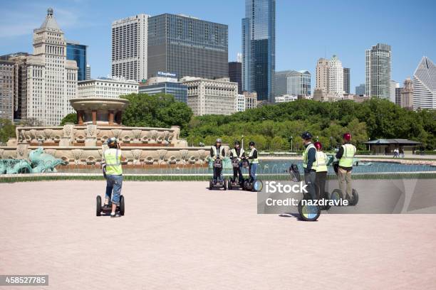 Persone In Segway Da Buckingham Fountain Nel Grant Park Chicago - Fotografie stock e altre immagini di Adulazione