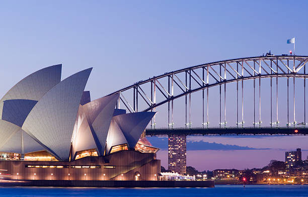 teatro de la ópera de sydney en australia y puente del puerto - sydney australia sydney opera house australia sydney harbor fotografías e imágenes de stock