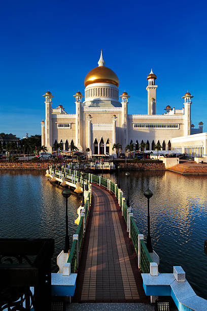 mezquita de omar alí saifuddien - bandar seri begawan fotografías e imágenes de stock