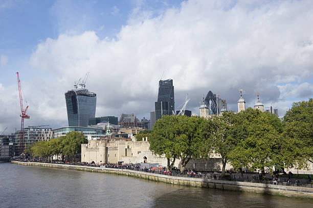 ロンドン、イングランド、英国 - crane skyline uk tower of london ストックフォトと画像