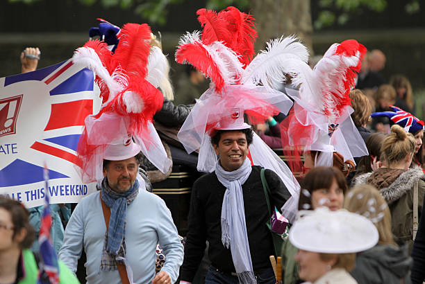 boda real de 2011 en londres, inglaterra - nobility crowd wedding british flag fotografías e imágenes de stock